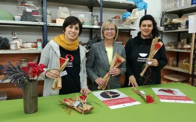 Rosas de cerámica solidarias destinadas a recaudar dinero para el proyecto Hacemos piña! de becas de comedor escolar
