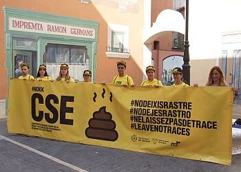 Campanya de sensibilització sobre els excrements de gossos amb una imatge gràfica molt significativa