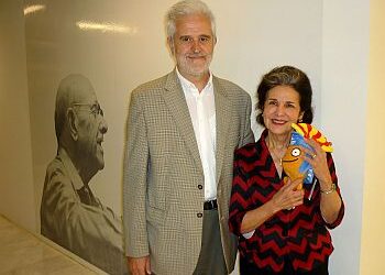 L’alcalde del Vendrell entrega un Tarracus, mascota dels Jocs Mediterranis Tarragona 2017, a Marta Casals Istomin